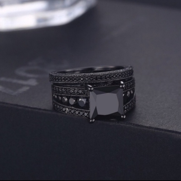 New Elegant 18k Gold Filled Black Diamond Ring - Picture 6 of 9